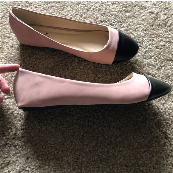 LAST PAIR Pink ballet flat with black toe accent - Picture 4 of 6